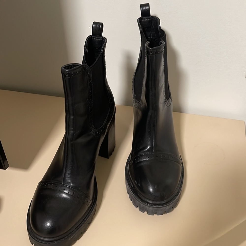 Like new heeled booties!